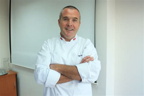 Retrato del chef Rodrigo Barañao en su entorno de trabajo profesional