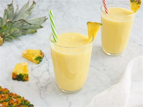 Fotografía de un batido de piña natural recién hecho servido en un vaso de cristal con hielo