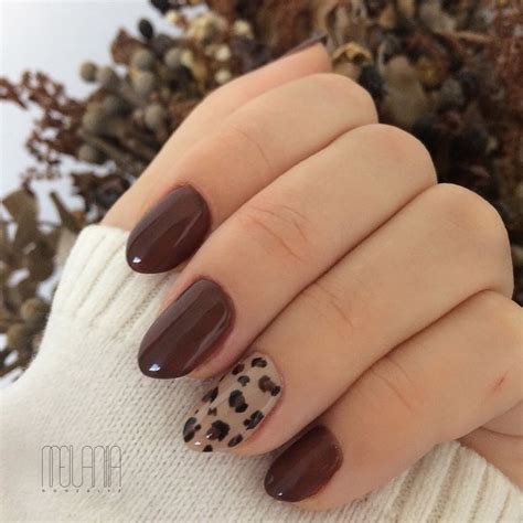 Uñas con diseño tortoise en tonos marrones