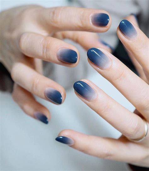 Uñas con degradado ombré en diferentes tonos de marrón
