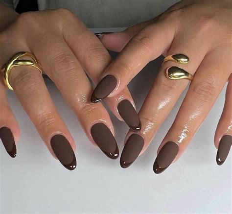 Uñas pintadas en diferentes tonos de marrón en cada dedo