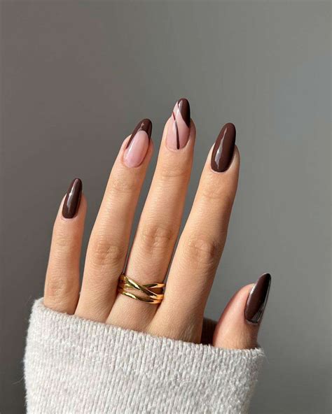 Muestra de uñas con diseños variados en tonos chocolate
