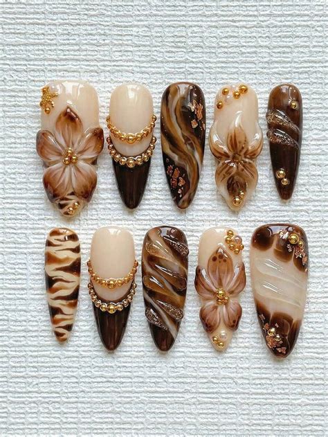 Uñas con puntas francesas onduladas en marrón