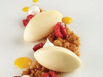 fotografía de helado servido en forma de quenelle sobre un postre gourmet