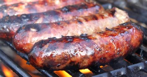 Chorizo criollo a la parrilla en un asado argentino