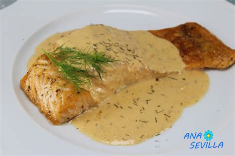 Lomos de salmón cocido con salsa de eneldo separada