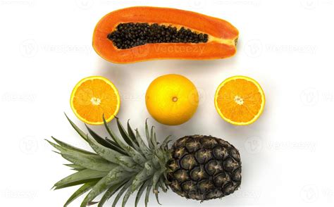 Infografía que muestra piña, papaya y naranjas frescas resaltando sus principales vitaminas como C y A