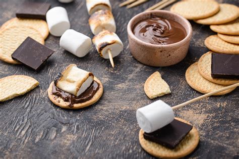 Fotografía de s'mores tradicionales recién hechos, con el malvavisco derretido y el chocolate fundido.