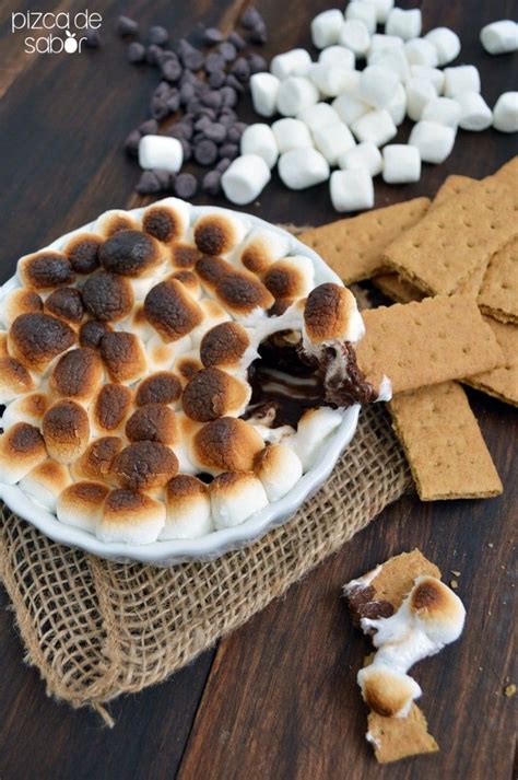 Imagen de un dip de s'mores en un recipiente rústico, rodeado de galletas para mojar.
