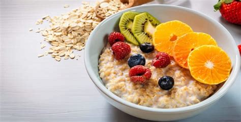 Infografía: Ingredientes básicos para un bol de desayuno saludable: yogur natural, avena, fruta fresca y semillas