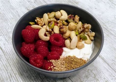 bol de yogur con avena, fruta fresca y frutos secos