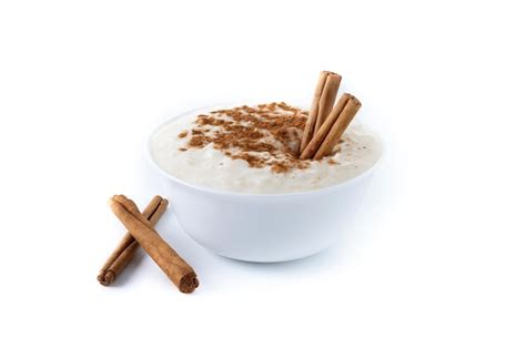 Tazón de arroz con leche espolvoreado con canela, en un ambiente acogedor