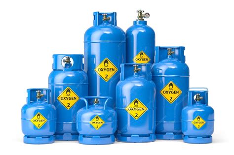 Foto de varios cilindros de gas de diferentes tamaños apilados