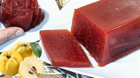 Molde rectangular con dulce de membrillo casero preparado, listo para enfriar.