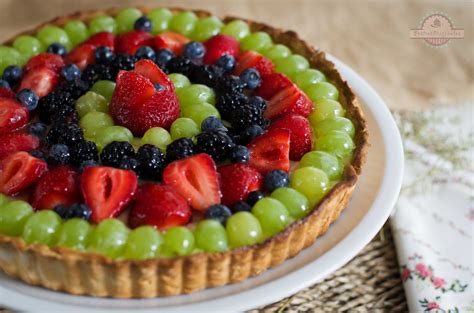 Tarta de frutas variadas con masa quebrada y crema pastelera