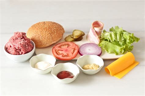 Mesa con ingredientes frescos para hamburguesas caseras