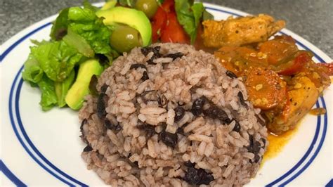 Plato terminado de arroz con coco y frijol cabecita negra con acompañamientos