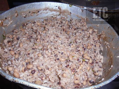 Ingredientes frescos para arroz con coco y frijol cabecita negra