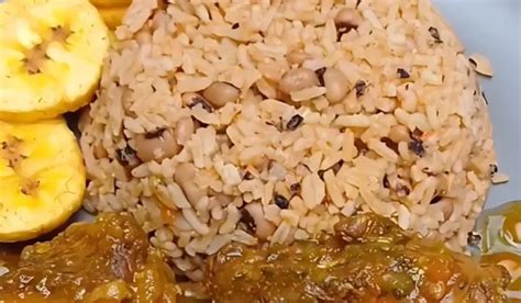 Arroz con coco y frijol cabecita negra servido con pescado y patacones