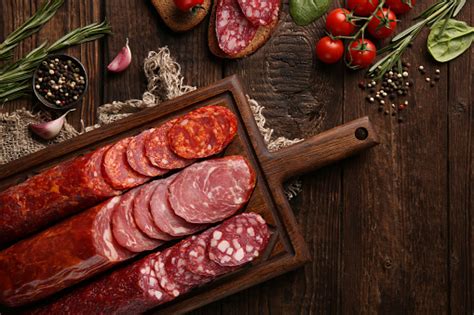Foto temática de diferentes embutidos españoles listos para ser congelados