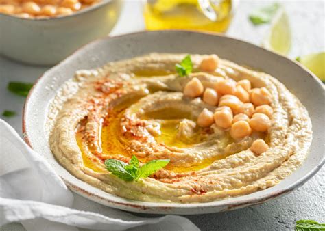 Plato de hummus de garbanzos germinados con semillas y verduras frescas.
