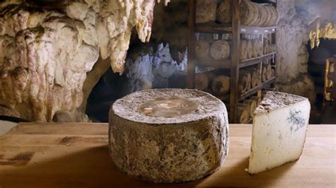 Imágenes de quesos madurando en una cueva o cámara de maduración, mostrando variedad de formas y texturas.