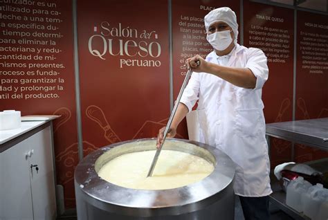 Infografía comparando las características del queso artesanal (proceso manual, leche local, cuajo natural) y queso industrial (automatizado, leche variada, cuajo de laboratorio).