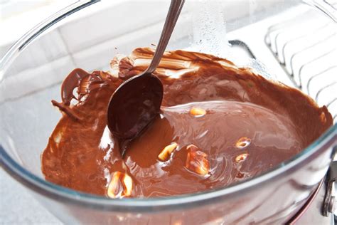 Proceso de fundir chocolate y mantequilla en microondas