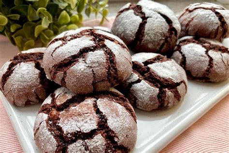 Galletas craqueladas de chocolate recién horneadas