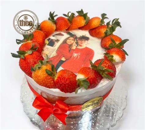 Foto: Queque en capas con frutas bien distribuidas
