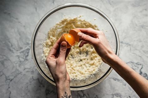 Mezcla cremosa de mantequilla, azúcar y huevos en un tazón