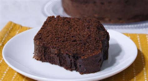 Molde de queque con masas de vainilla y chocolate dispuestas para marmolear