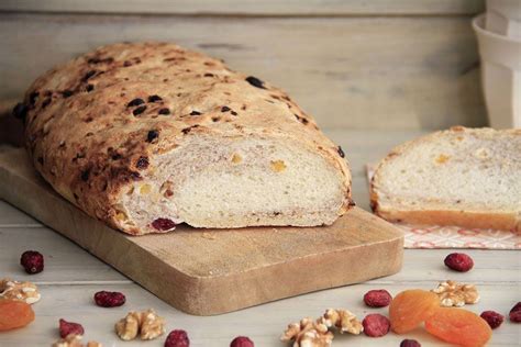 Pan de frutos secos recién horneado y cortado en rebanadas