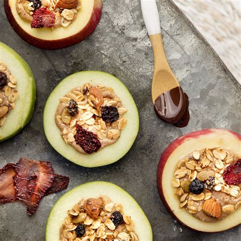 Persona comiendo una manzana como snack o parte de un desayuno saludable
