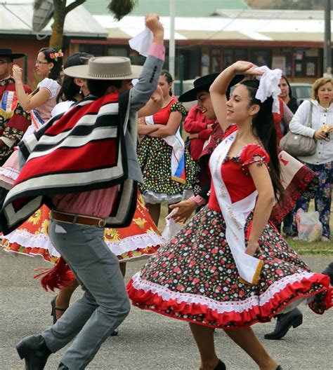 Pareja bailando cueca chilena con trajes típicos