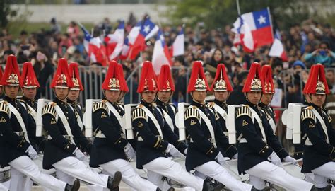 Parada Militar en Chile con uniformes de gala