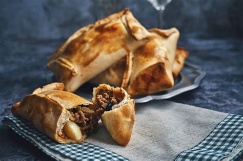 Empanada chilena de pino con aceitunas y huevo duro