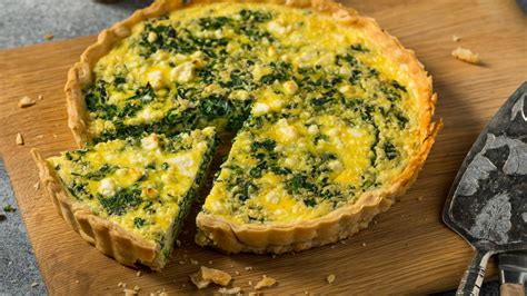 Quiche vegana de verduras recién horneada