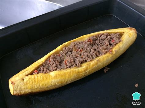 Plátano relleno con carne molida servido con acompañamientos