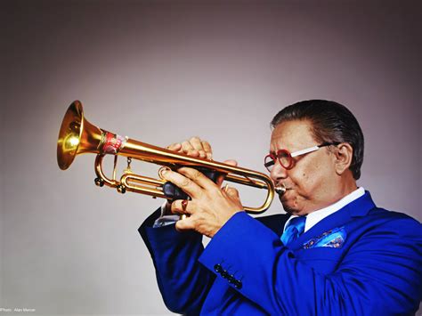 Fotografía de Arturo Sandoval tocando la trompeta en una presentación en vivo.