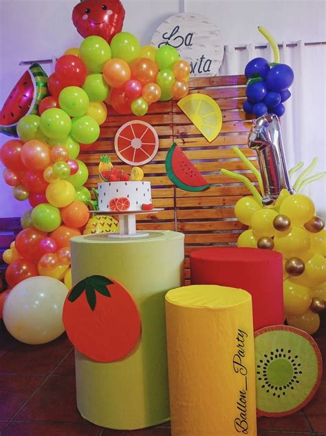 Mesa de cumpleaños con temática de frutas coloridas