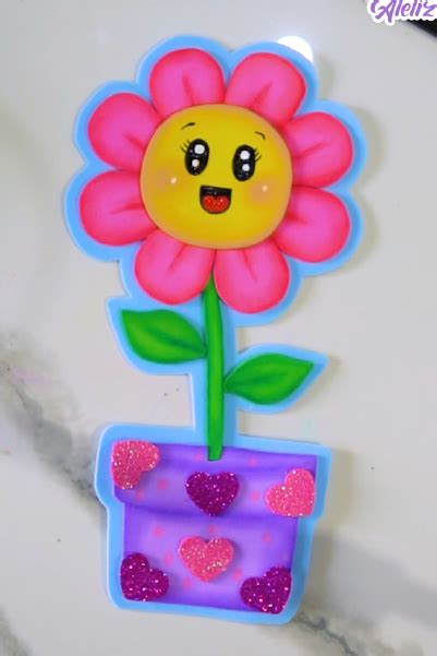 Adornos de foami con forma de flor y ojitos