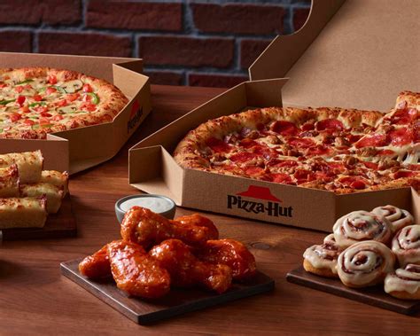 Foto general de varias pizzas y acompañamientos de Pizza Hut