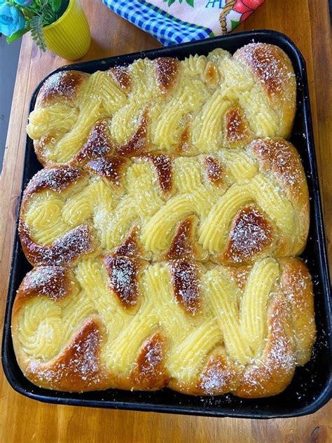 Ilustración de pancitos dulces redondos y trenzas dulces con crema pastelera.