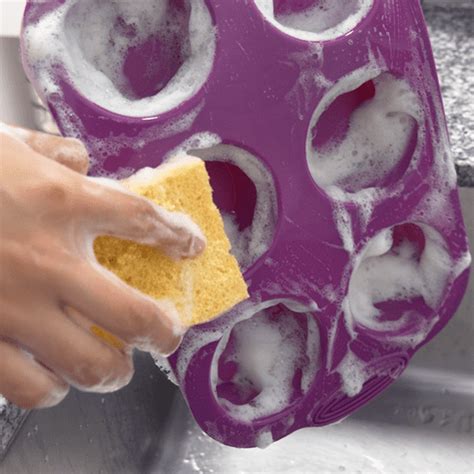 Persona limpiando moldes de silicona y policarbonato