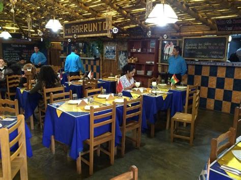 Interior del restaurante Mi Barrunto con referencias deportivas