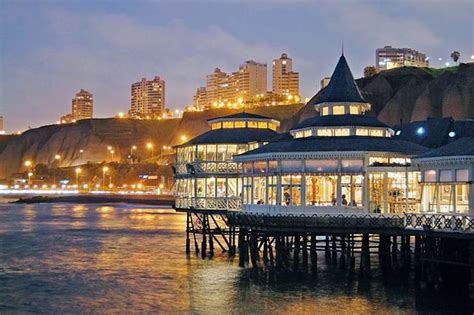 Restaurante La Rosa Náutica sobre el mar en Miraflores
