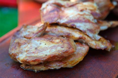 churrasquitos de cerdo a la parrilla con limones asados