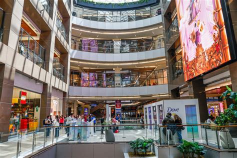 Interior del Mall Costanera Center con sus múltiples tiendas y diseño moderno
