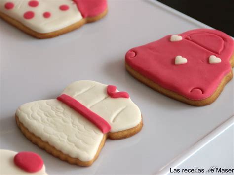 Galletas decoradas con recortes de fondant en forma de corazón